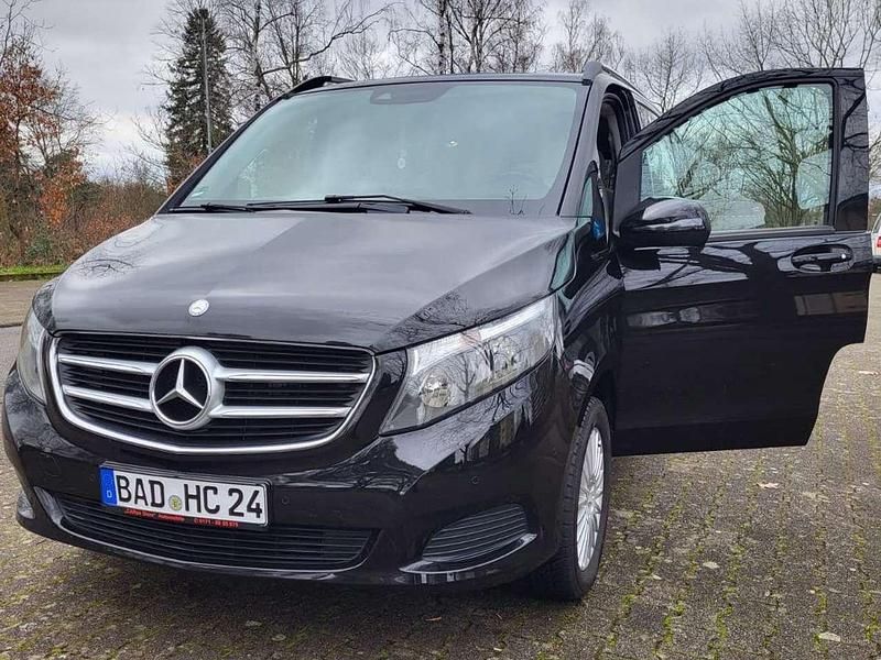 Schwarz Gebraucht 2016 Mercedes V220 Van / Kleinbus | 37.000 € - Bild 1/4