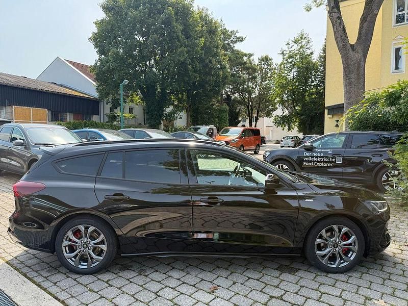 Neu Ford Focus ST-Line 155 PS (114 kW) 2025 Schwarz Limousine