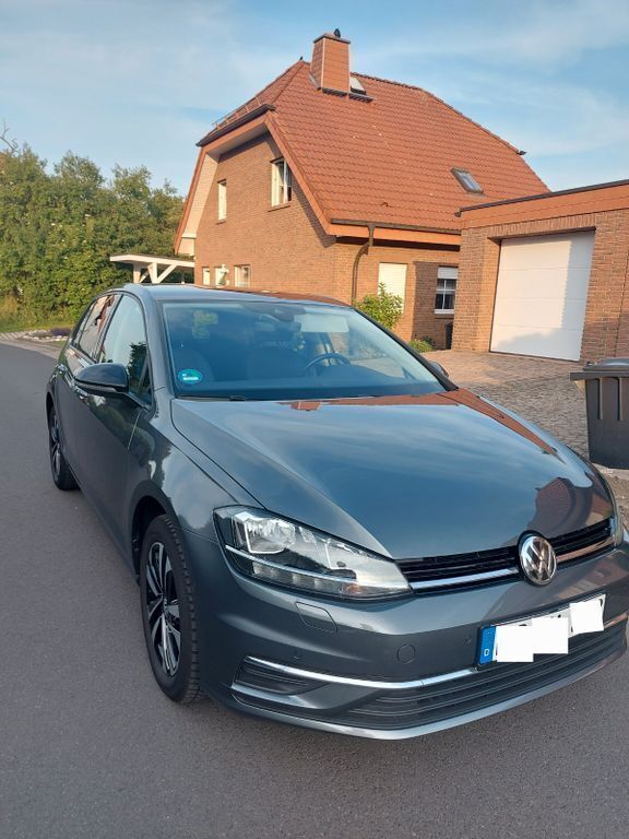 Grau Gebraucht 2020 VW Golf VII IQ Drive Limousine | 12.500 € (Superpreis) - Bild 1/4