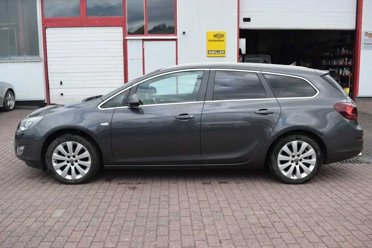 Gebraucht Opel Astra Innovation 140 PS (102 kW) 2011 Grau Kombi