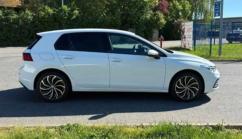 Gebraucht VW Golf VII Active 131 PS (96 kW) 2022 Weiß Limousine