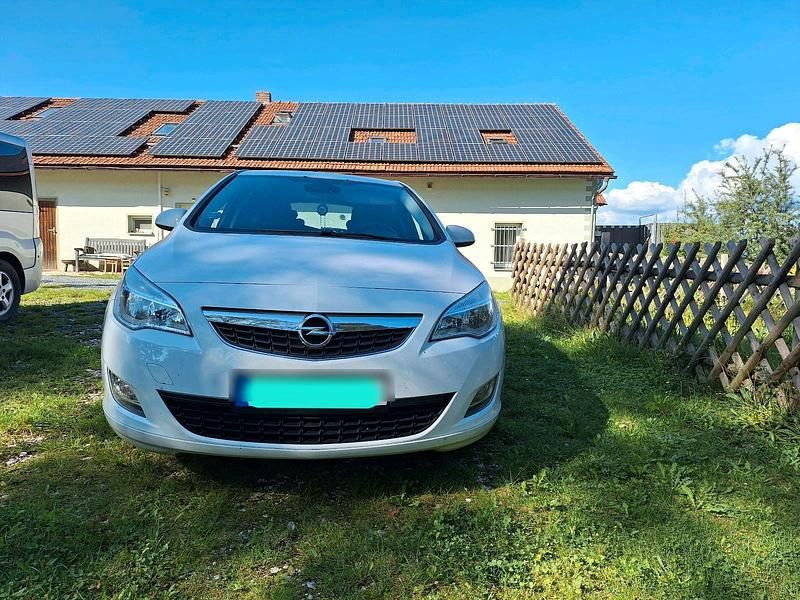 Gebraucht Opel Astra Design Edition 140 PS (102 kW) 2011 Weiß Kleinwagen