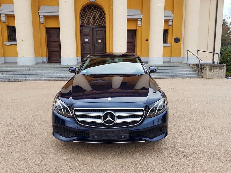 Gebraucht Mercedes E220 Avantgarde 194 PS (142 kW) 2017 Blau Limousine