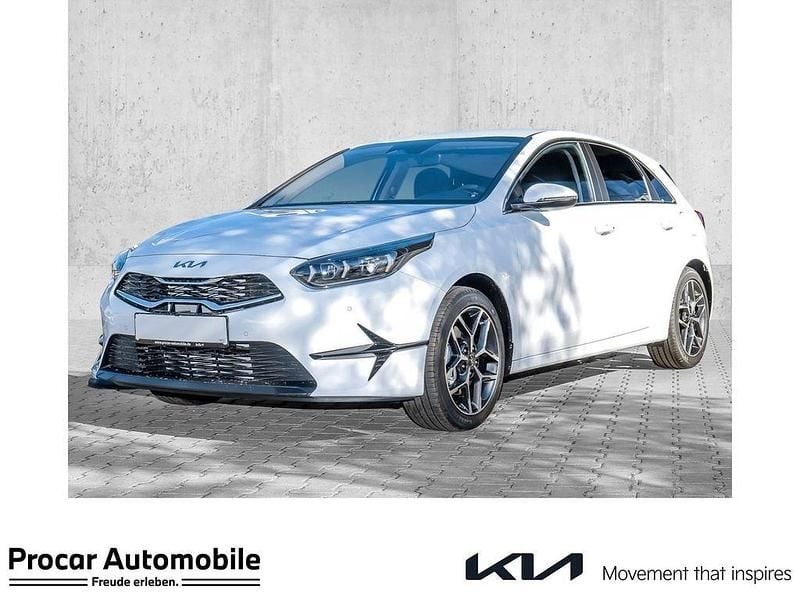 Weiß Neu 2025 Kia Ceed Style Limousine | 22.499 € (Guter Preis) - Bild 1/4