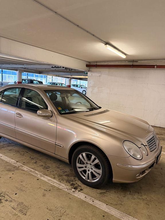 Gebraucht Mercedes E220 Elegance 150 PS (110 kW) 2002 Gold Limousine