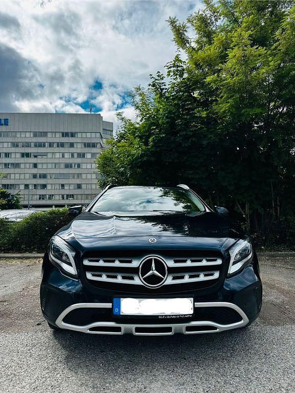 Blau Gebraucht 2017 Mercedes GLA220 Urban SUV | 19.500 € (Guter Preis) - Bild 1/4