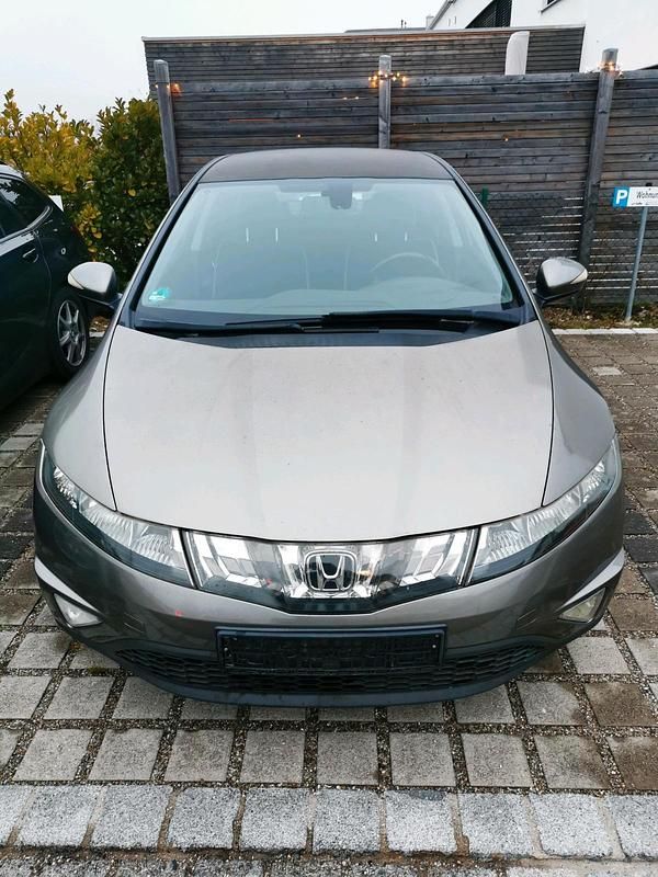 Grau Gebraucht 2007 Honda Civic Limousine | 4.200 € (Fairer Preis) - Bild 1/4