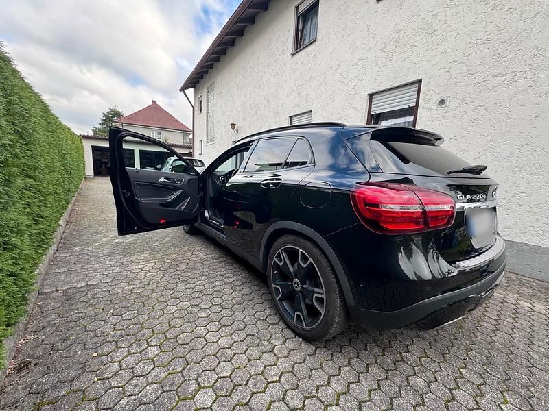 Gebraucht Mercedes GLA220 180 PS (132 kW) 2018 Schwarz SUV