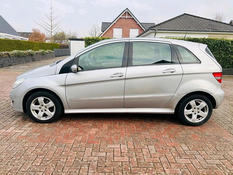 Silber Gebraucht 2006 Mercedes 200 Limousine | 4.400 € (Superpreis) - Bild 1/4