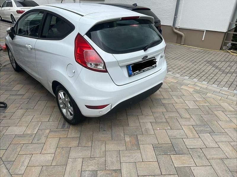 Gebraucht Ford Fiesta 80 PS (58 kW) 2016 Weiß Kleinwagen