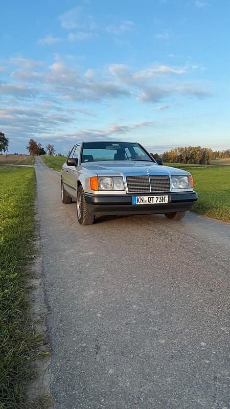 Silber Gebraucht 1988 Mercedes E260 Limousine | 17.500 € - Bild 1/4