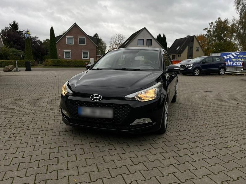 Schwarz Gebraucht 2015 Hyundai i20 Kleinwagen | 3.500 € (Fairer Preis) - Bild 1/4