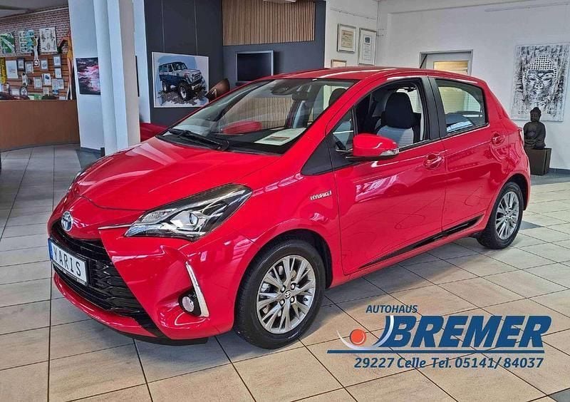 Vulcanorot Gebraucht 2017 Toyota Yaris Hybrid Comfort Limousine | 14.450 € (Fairer Preis) - Bild 1/4