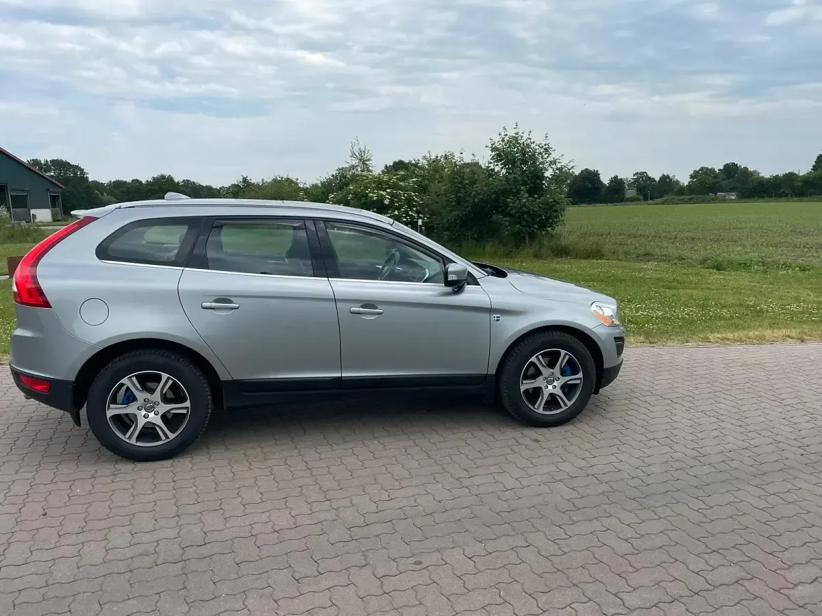 Gebraucht Volvo XC60 215 PS (158 kW) 2013 Silber SUV