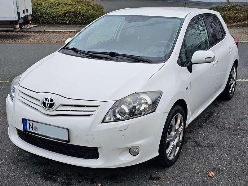 Weiß Gebraucht 2011 Toyota Auris Limousine | 4.200 € (Guter Preis) - Bild 1/4