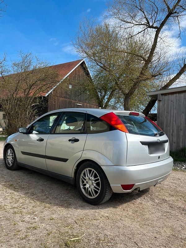Używany Ford Focus 130 KM (95 kW) 1998 Srebrny Sedan/Limuzyna