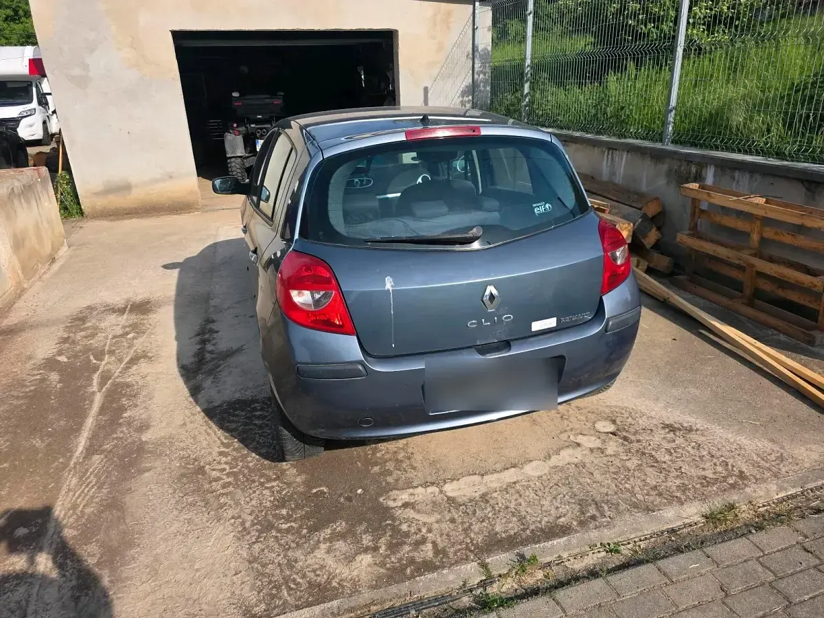 Gebraucht Renault Clio II 90 PS (66 kW) 2007 Grau Kleinwagen