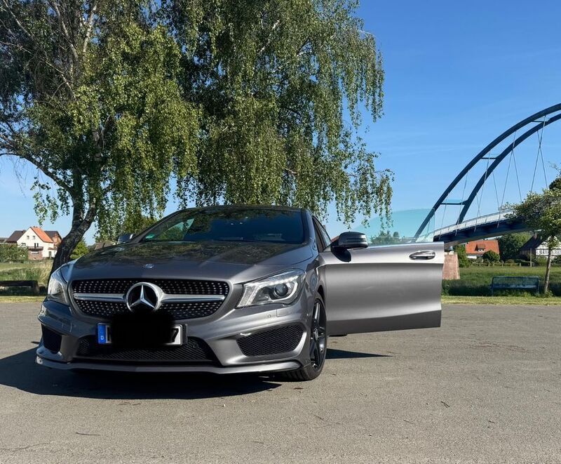 Grau Gebraucht 2015 Mercedes CLA220 Shooting Brake AMG Kombi | 11.000 € - Bild 1/4