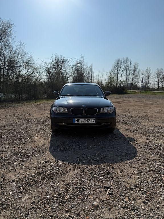 Gebraucht BMW 116 122 PS (89 kW) 2010 Schwarz Kleinwagen