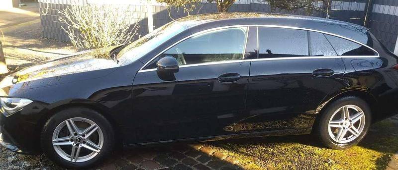 Schwarz Gebraucht 2021 Mercedes CLA200 Shooting Brake Progressive Kombi | 20.600 € (Fairer Preis) - Bild 1/4