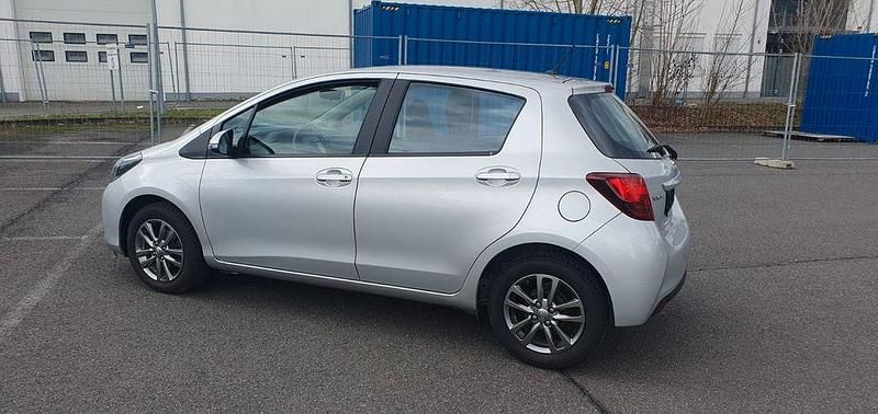Gebraucht Toyota Yaris Comfort 99 PS (72 kW) 2016 Silber Limousine