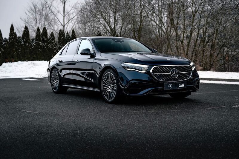 Blau Gebraucht 2024 Mercedes E450 AMG Line Premium Plus Limousine | 96.498 € - Bild 1/4