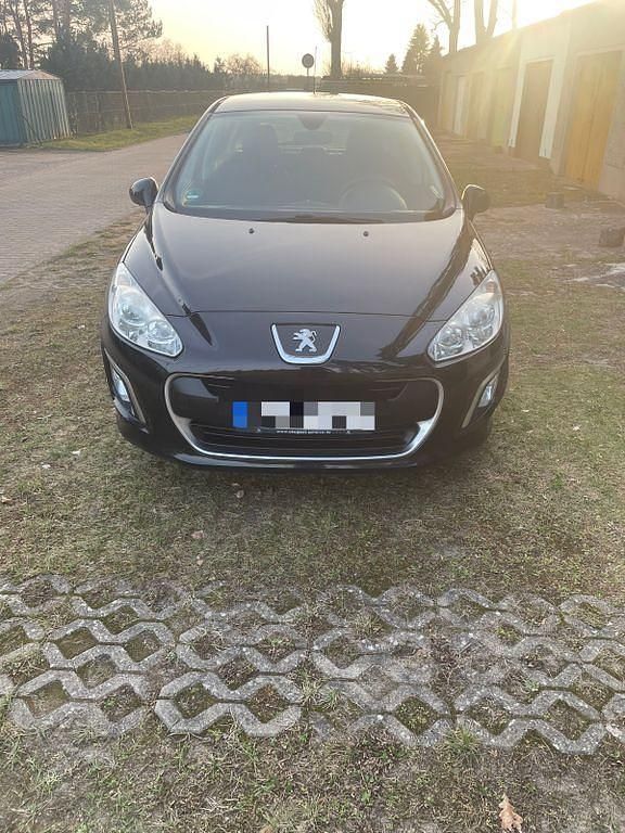 Gebraucht Peugeot 308 Tendance 98 PS (72 kW) 2011 Schwarz Limousine