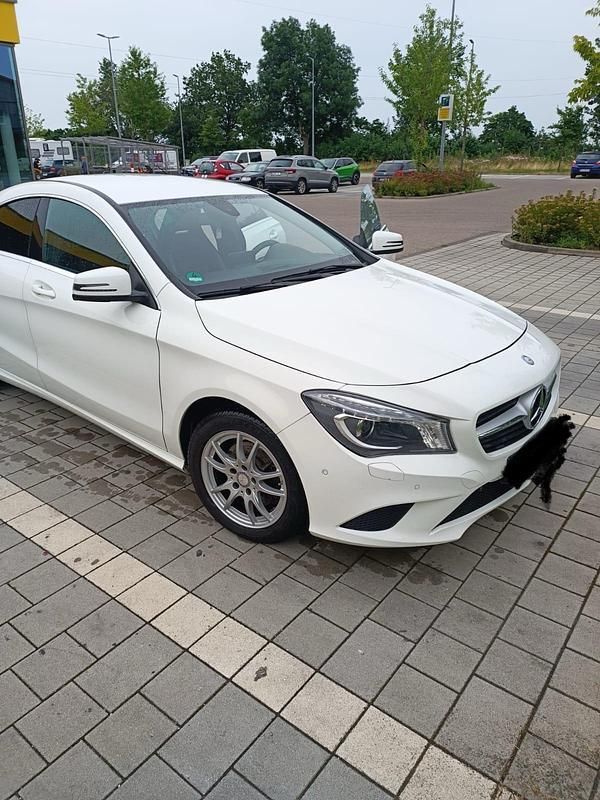 Weiß Gebraucht 2017 Mercedes CLA200 Limousine | 15.200 € - Bild 1/2