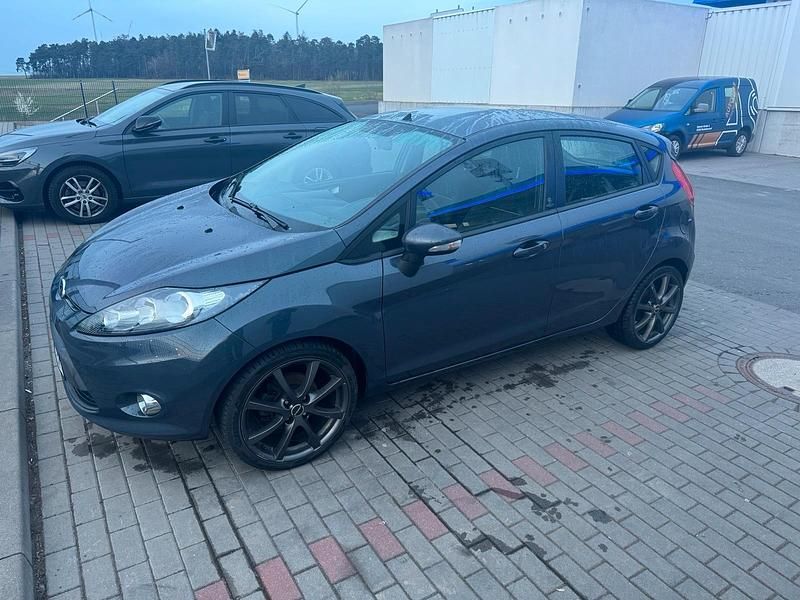 Gebraucht Ford Fiesta 80 PS (58 kW) 2012 Grau Kleinwagen