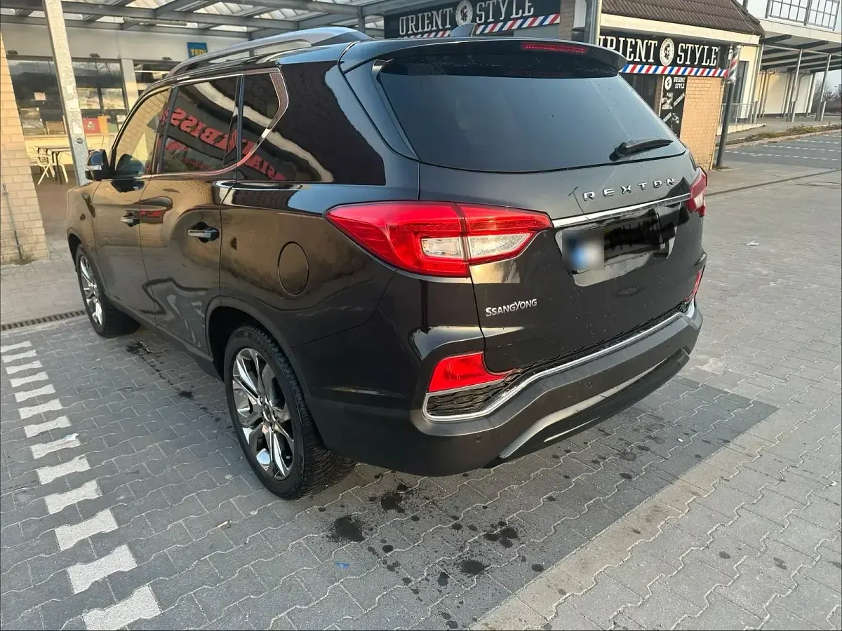 Gebraucht SsangYong Rexton 182 PS (133 kW) 2018 Schwarz SUV