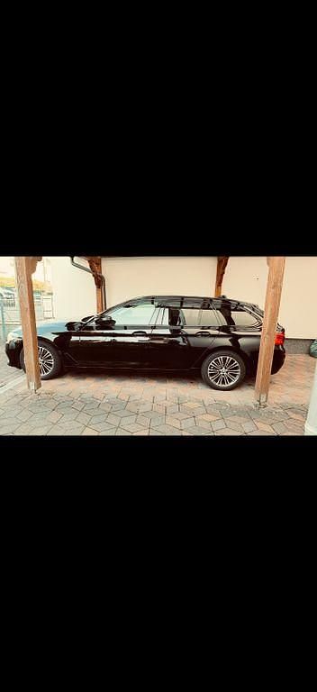 Schwarz Gebraucht 2018 BMW 520 Sport Line Kombi | 19.450 € (Fairer Preis) - Bild 1/4