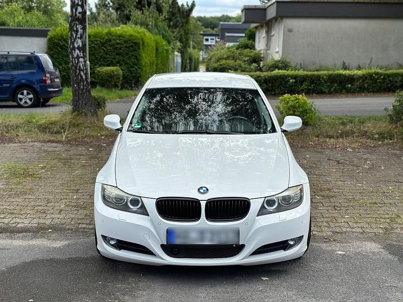 Weiß Gebraucht 2009 BMW 325 Limousine | 8.500 € (Etwas zu teuer) - Bild 1/4