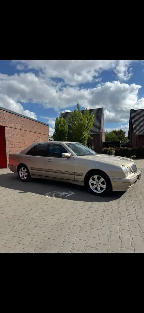Gebraucht Mercedes E220 143 PS (105 kW) 2000 Gold Limousine