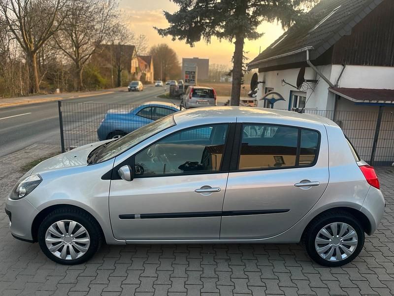 Gebraucht Renault Clio III 75 PS (55 kW) 2008 Silber Limousine