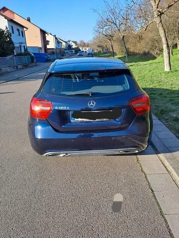 Gebraucht Mercedes A180 109 PS (80 kW) 2016 Blau Kleinwagen