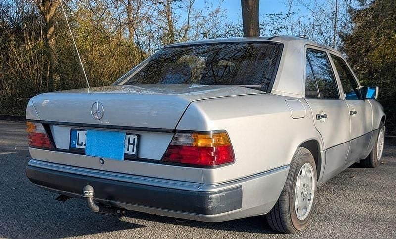 Second-hand Mercedes E230 132 CP (97 kW) 1991 Argintiu Berlinǎ