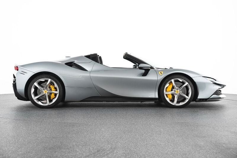 Second-hand Ferrari SF90 780 CP (573 kW) 2024 Gri Cabrio