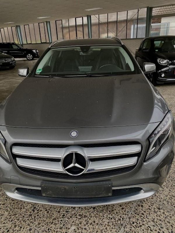 Grau Gebraucht 2015 Mercedes GLA180 SUV | 11.900 € (Superpreis) - Bild 1/4