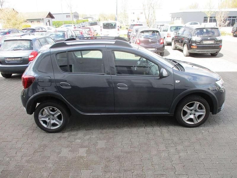 Grau Gebraucht 2017 Dacia Sandero Stepway Kleinwagen | 6.950 € (Superpreis) - Bild 1/4