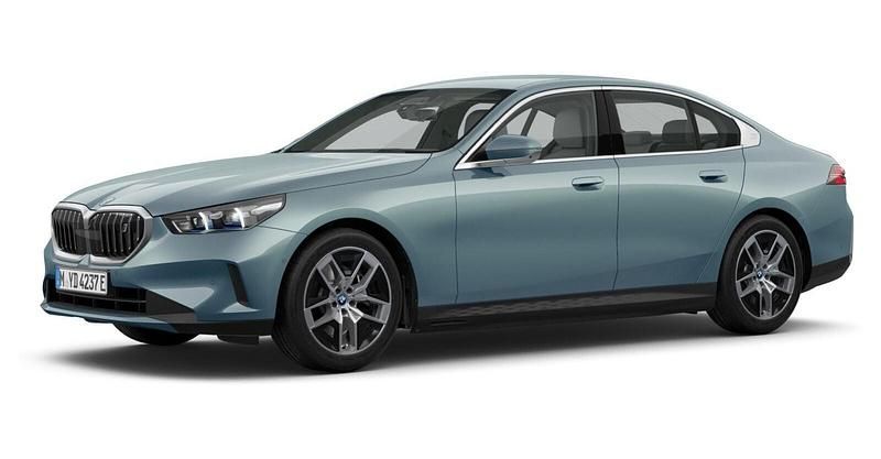 Grün Gebraucht 2024 BMW i5 Comfort Edition Limousine | 63.127 € (Fairer Preis) - Bild 1/4