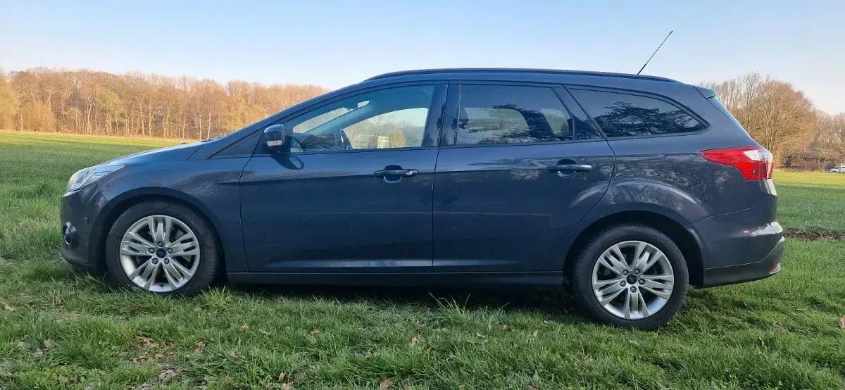 Gebraucht Ford Focus 109 PS (80 kW) 2012 Grau Kombi