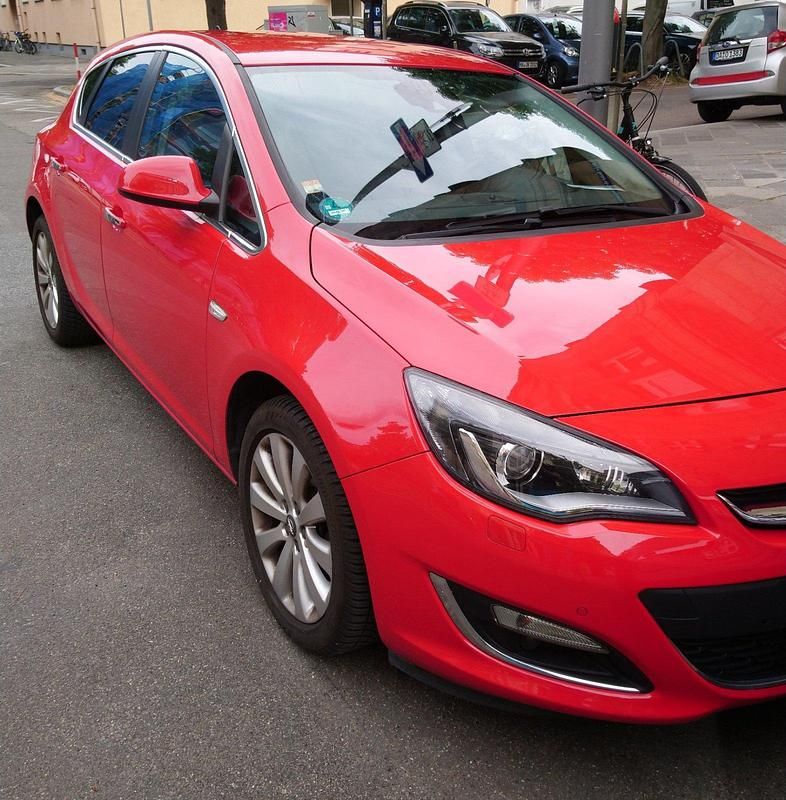 Gebraucht Opel Astra 140 PS (102 kW) 2012 Rot Limousine