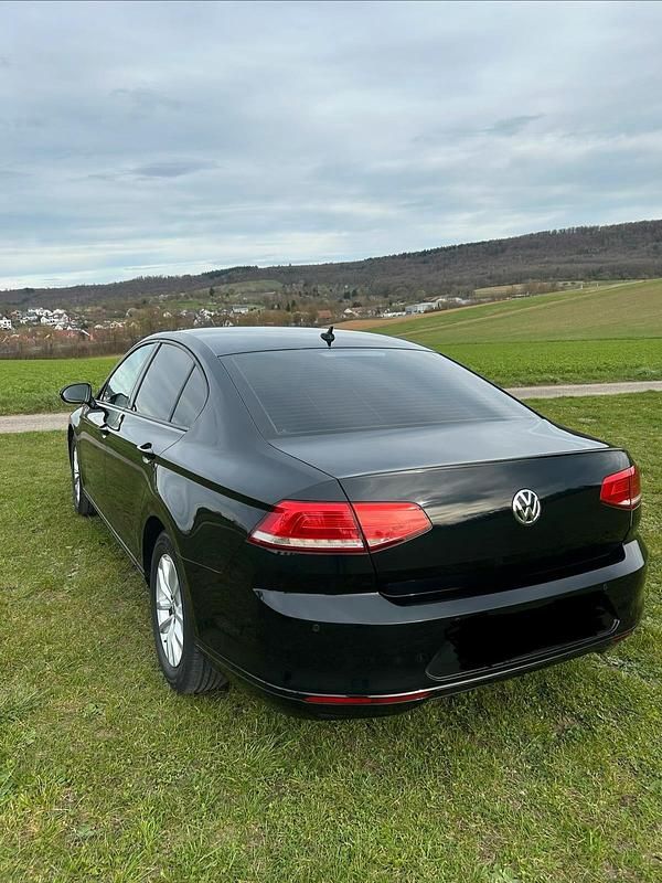 Gebraucht VW Passat 125 PS (91 kW) 2018 Schwarz Limousine