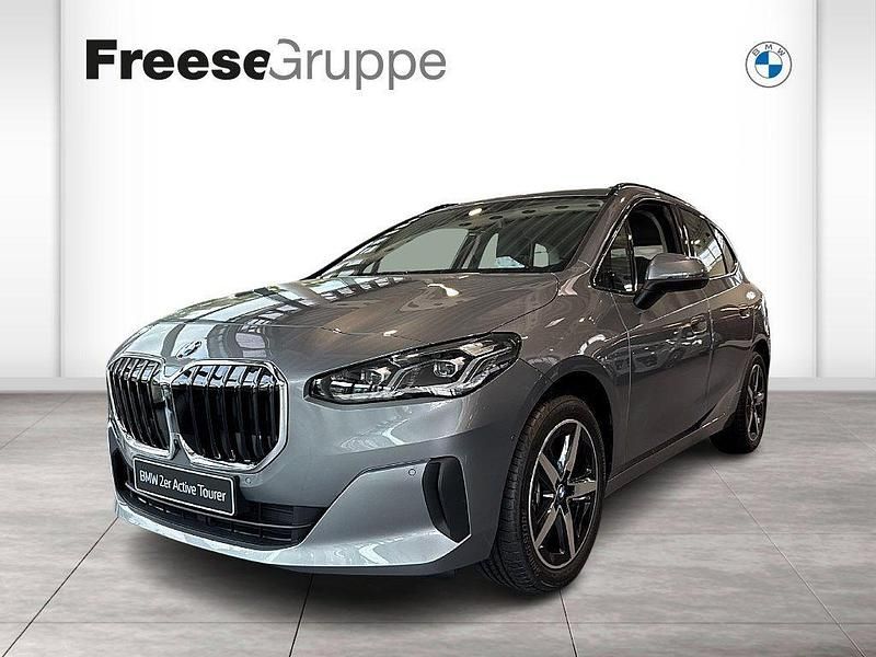 Grau Neu 2025 BMW 218 Performance Van / Kleinbus | 41.390 € (Teuer) - Bild 1/4