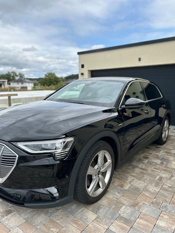 Schwarz Gebraucht 2021 Audi e-tron Ambiente SUV | 29.990 € (Fairer Preis) - Bild 1/4