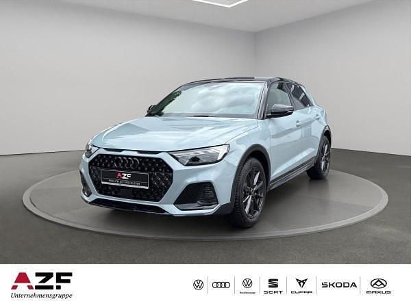 Grau (pfeilgrau perleffekt) Neu 2025 Audi A1 Ambiente Kleinwagen | 39.356 € - Bild 1/4