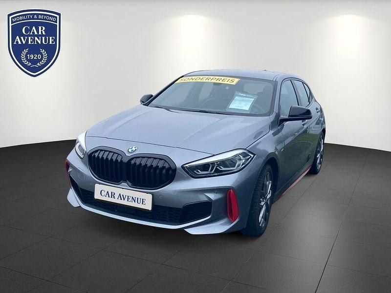 Grau (skyscraper grau metallic (grau)) Gebraucht 2024 BMW 128 Comfort Edition Limousine | 32.690 € (Guter Preis) - Bild 1/4