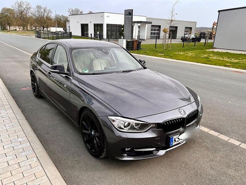 Grau Gebraucht 2012 BMW 335 Luxury Line Limousine | 15.999 € (Guter Preis) - Bild 1/4