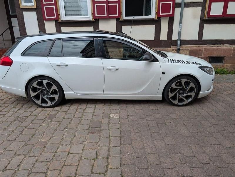 Weiß Gebraucht 2013 Opel Insignia Kombi | 5.500 € (Etwas zu teuer) - Bild 1/4