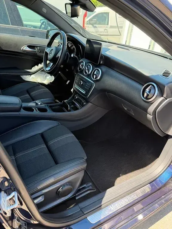 Używany Mercedes A180 116 KM (85 kW) 2018 Niebieski Sedan/Limuzyna